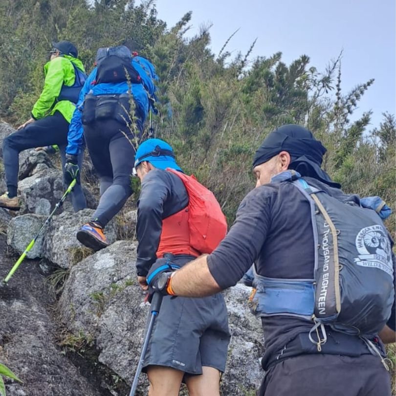 Atleta nas montanhas da Serra Fina em uma experiência de trail run