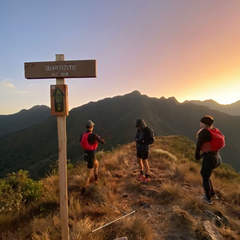 Atletas no amanhecer da travessia da Serra Fina